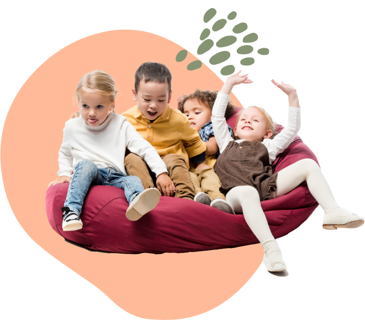 Un gros de quatre enfants joyeux s'amusent sur un pouf coloré